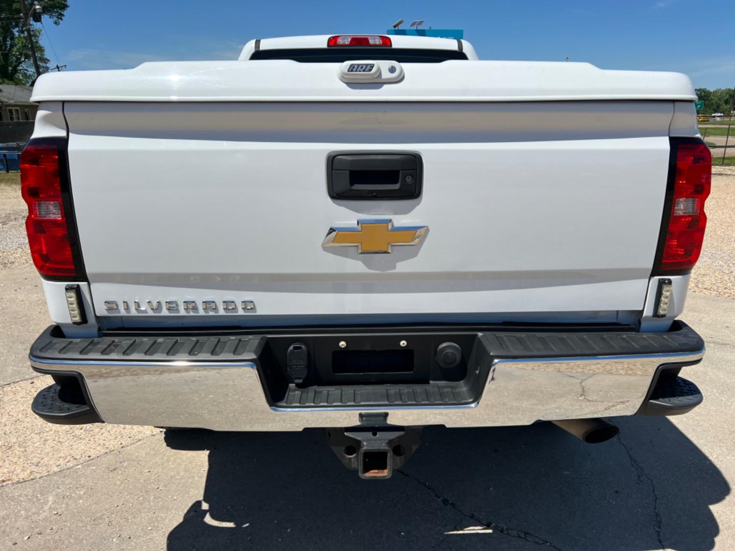 2017 White /Gray Chevrolet Silverado 2500HD W/T (1GC2KUEG4HZ) with an 6.0 V8 engine, Automatic transmission, located at 4520 Airline Hwy, Baton Rouge, LA, 70805, (225) 357-1497, 30.509325, -91.145432 - 2017 Chevrolet Silverado 2500HD Double Cab 4X4 6.0 V8 Gas, 138K Miles, Power Windows, Locks & Mirrors, Cold A/C, Tow Pkg, ARE Bed Cover, Good Tires. FOR INFO PLEASE CONTACT JEFF AT 225 357-1497 CHECK OUT OUR A+ RATING WITH THE BETTER BUSINESS BUREAU WE HAVE BEEN A FAMILY OWNED AND OPERATED BUSINESS - Photo#6